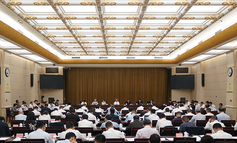 黃強(qiáng)在研究進(jìn)一步推動(dòng)綠氫全產(chǎn)業(yè)鏈發(fā)展及推廣應(yīng)用工作會(huì)議上強(qiáng)調(diào)
積極搶占?xì)淠苄沦惖兰涌煨纬尚沦|(zhì)生產(chǎn)力「相關(guān)圖片」